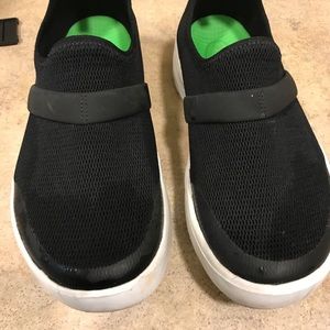 OOFOS women’s OOMG shoe. Worn a few times only.